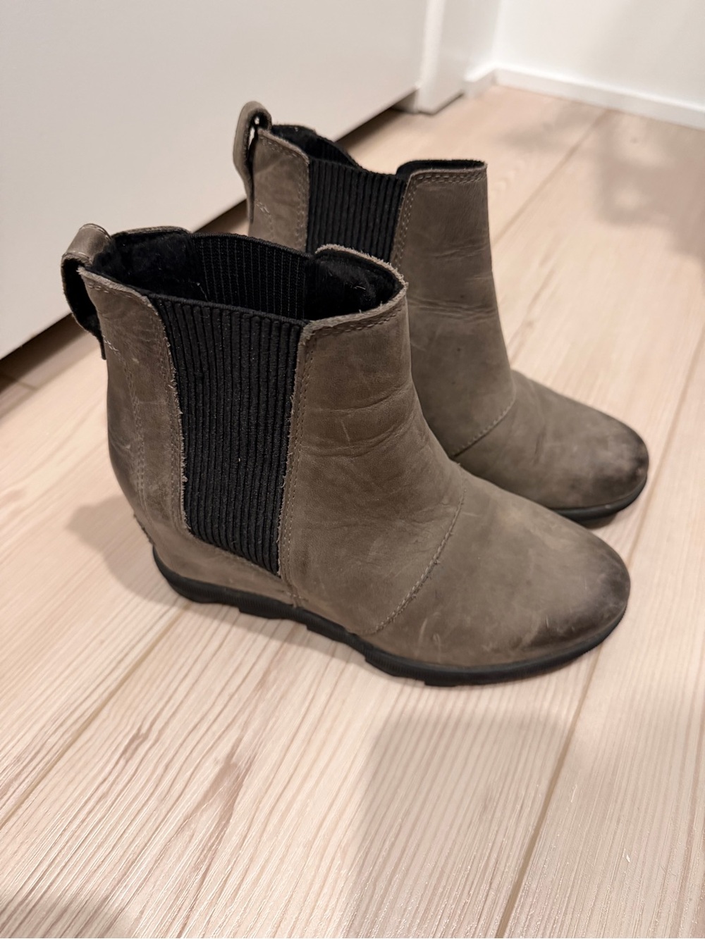 Sorel Olive Green Chelsea Ankle Boots with Black Elastic